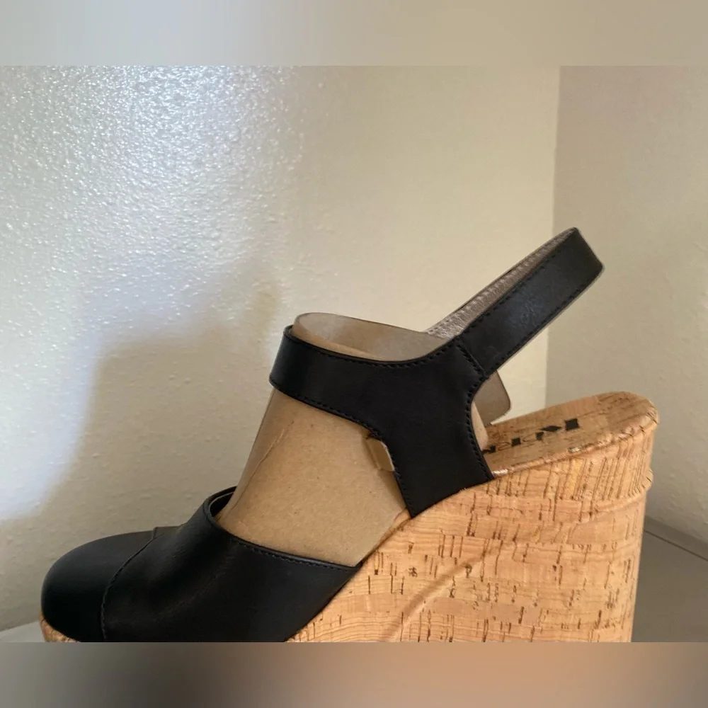 KORKS..WOMENS Black Leather Wedge Sandals